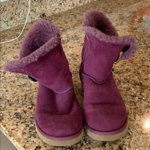 UGG Bailey Button size 7